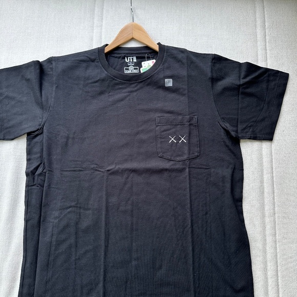 [NEW] KAWS x Uniqlo x Sesame Street Black Tee - Picture 4 of 9